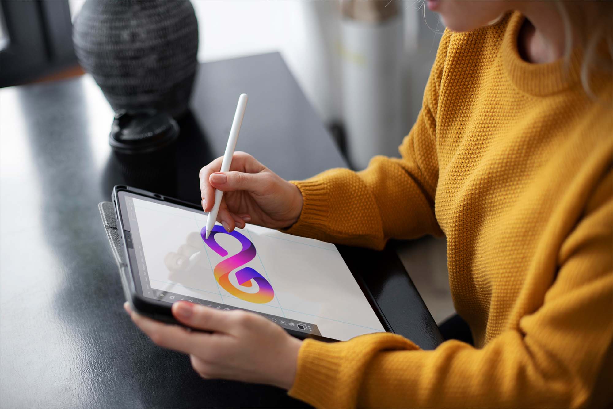 Vrouw op tablet ontwerpt