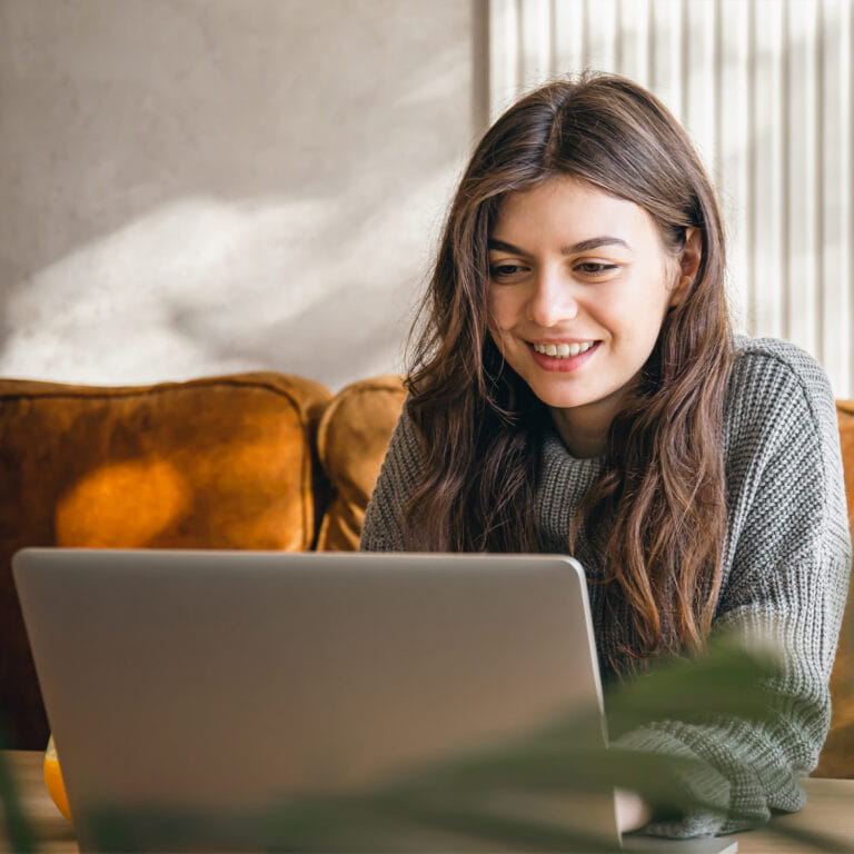 Jonge vrouw achter haar laptop