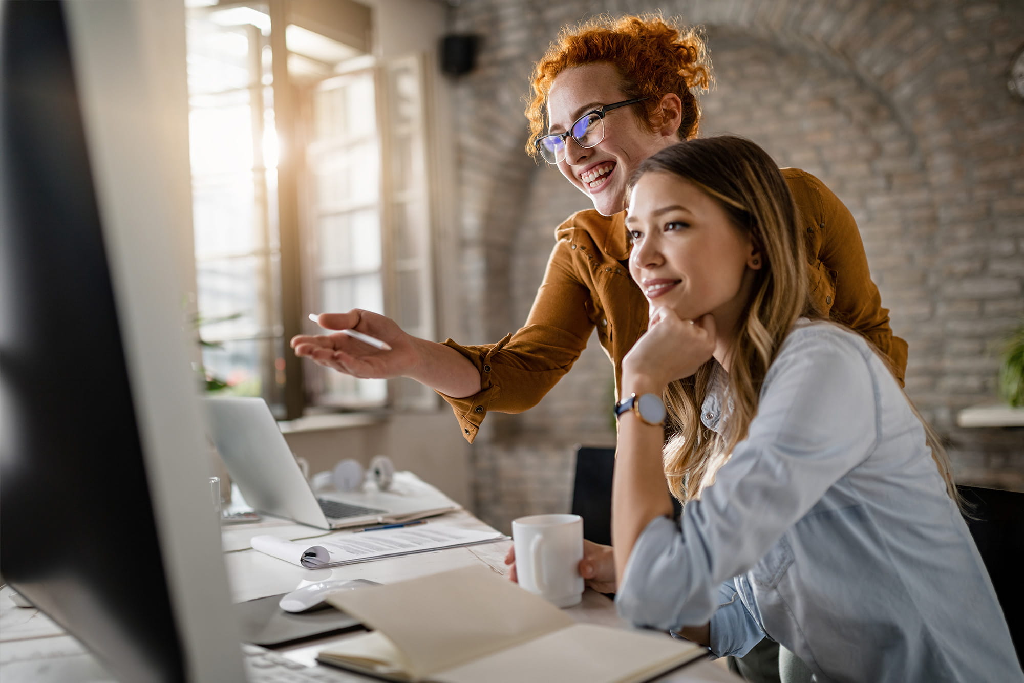 Twee vrouwen achter een computer