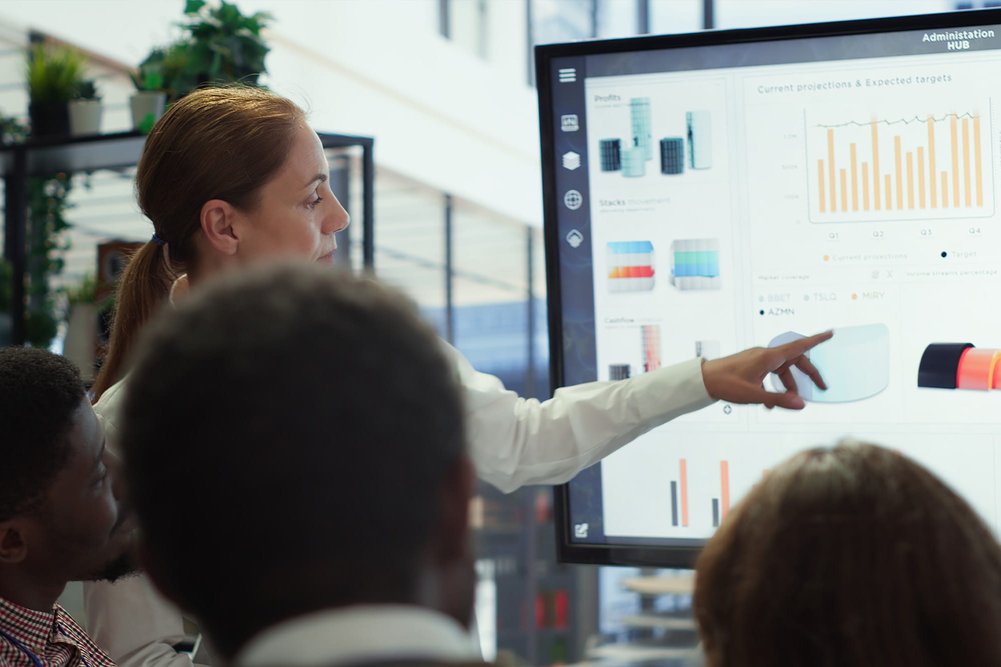 Data-analyse met collega's op de werkvloer om resultaten te bespreken