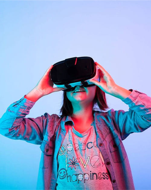 Een jonge dame kijkt vol bewondering door haar vr-bril