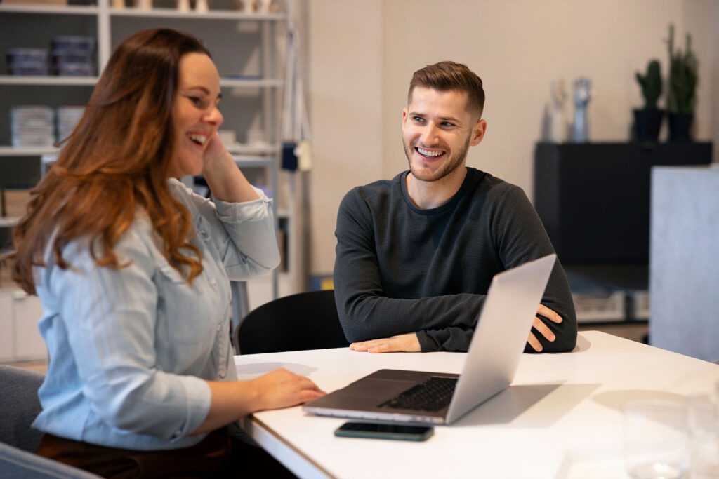 Medewerker praat met collega's tijdens een teamoverleg op kantoor.
