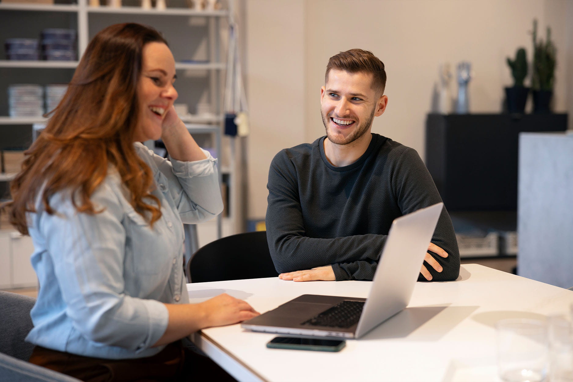 Medewerker praat met collega's tijdens een teamoverleg op kantoor.