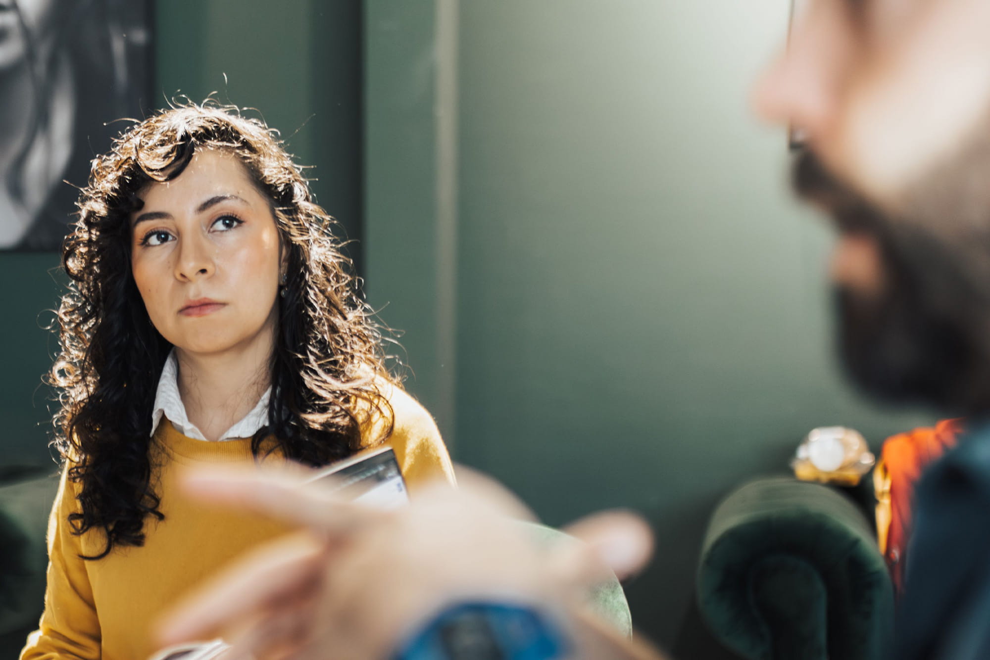 Een vrouw luistert aandacht naar haar klant