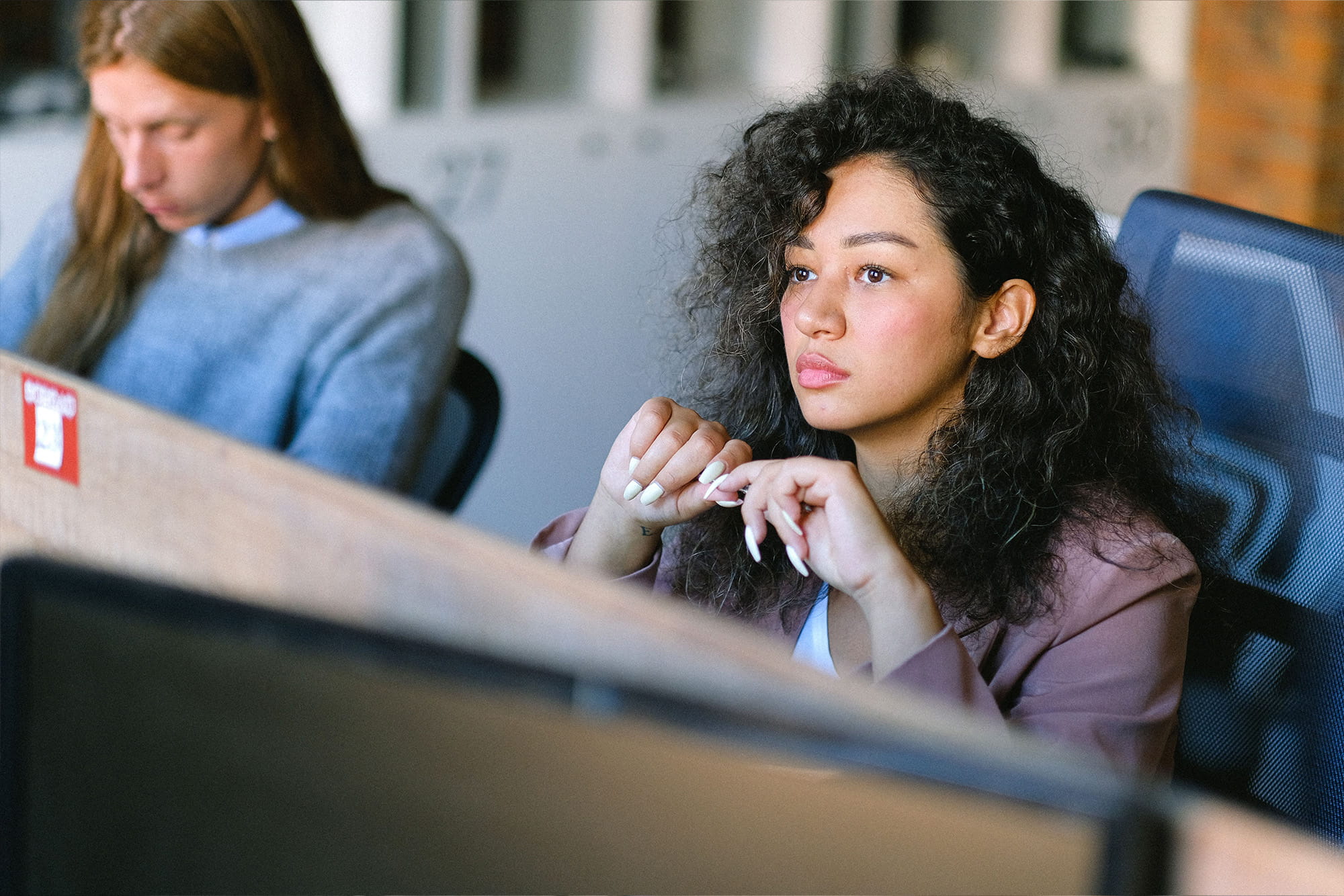 Een geconcentreerde vrouw aan het werk