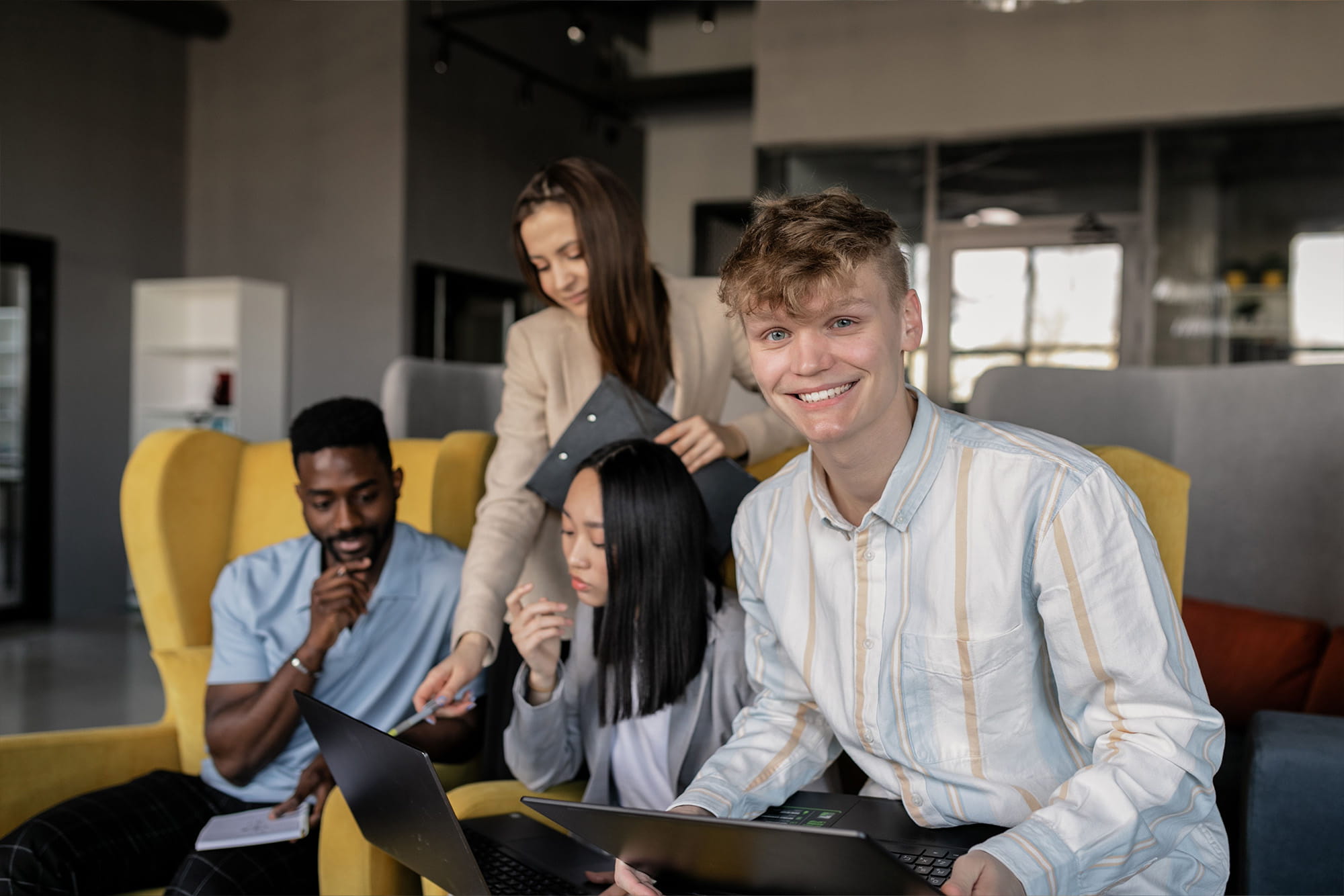 Een groep jonge professionals aan het werk op kantoor